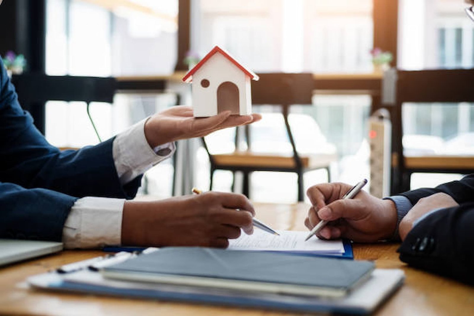 The Key Differences Between Home Sales Consultants and Realtors